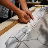 Crea cos� un �piegone� dal quale passer� la zineffa che sostiene la tenda, fissandolo prima con degli spilli per poi cucirlo a mano con ago e filo